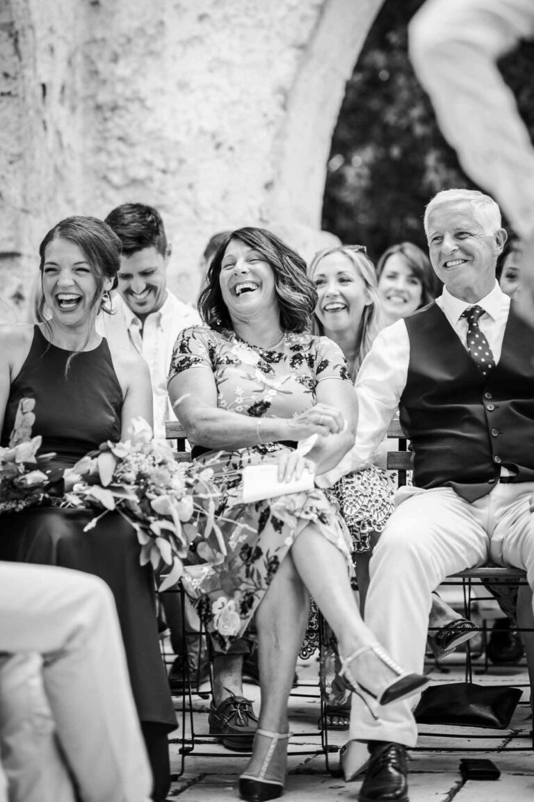 Photo d'invités qui rient lors d'un mariage à Toulouse au Chateau de Puissentut