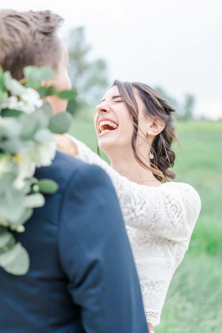 Photo d'une mariée qui rit lors de son mariage à Toulouse au Moulin de Nartaud