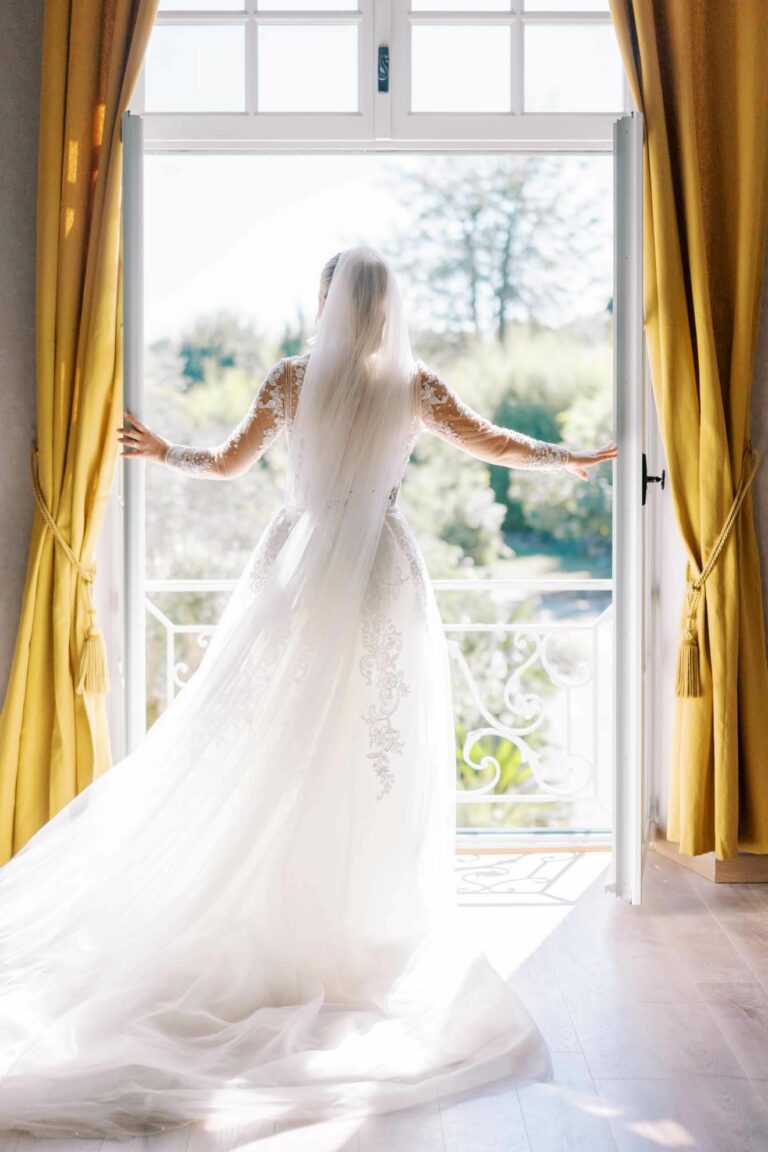 Future mariée portant sa robe de mariage à la fin de préparatifs, prise en photo par le photographe de mariage à Toulouse Fabrice Joubert